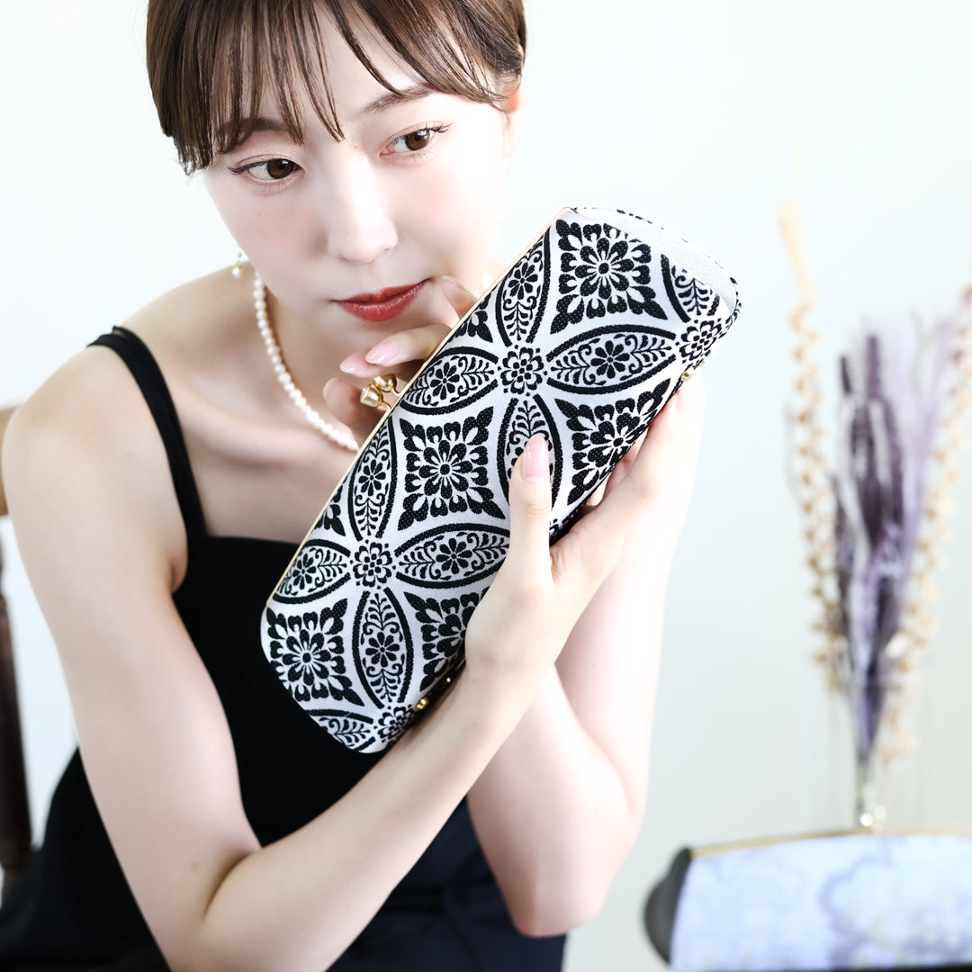 Omi | Pochette faite à la main avec motif Kuro-Kamon Nishijin-ori tout neuf