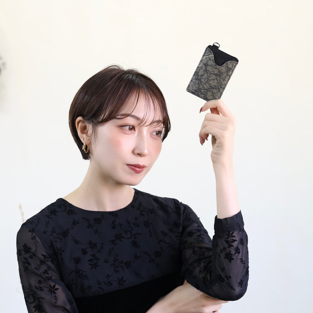 Mutsuki –  朧家紋柄 西陣織 パスケース